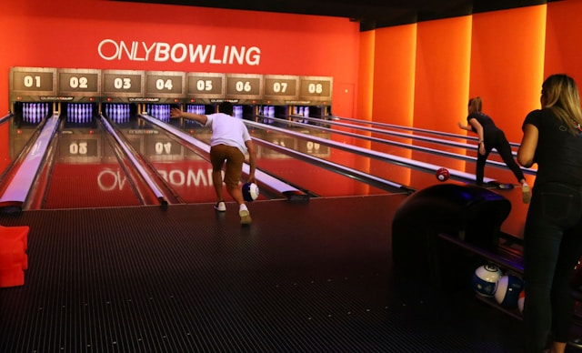 Personnes jouant au bowling