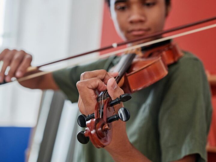 Comment aider votre enfant à continuer le violon pendant les vacances scolaires ?