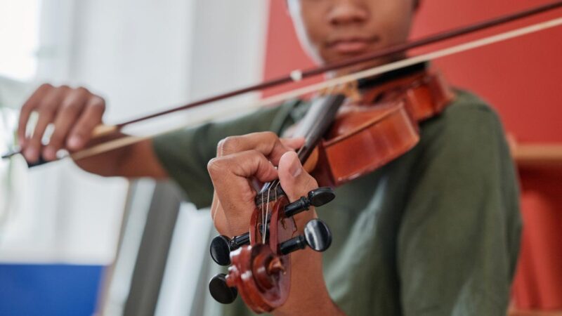 Comment aider votre enfant à continuer le violon pendant les vacances scolaires ?