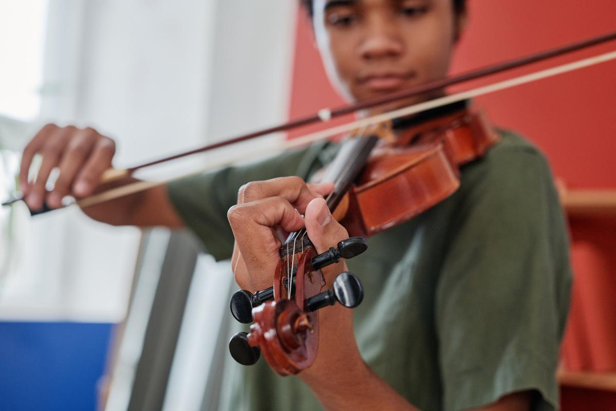 Comment aider votre enfant à continuer le violon pendant les vacances scolaires ?