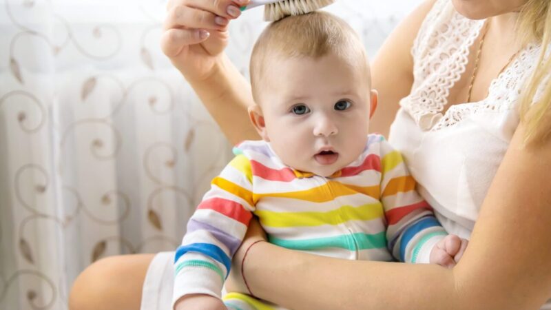 Poux bébé : reconnaître et retirer les poux en douceur